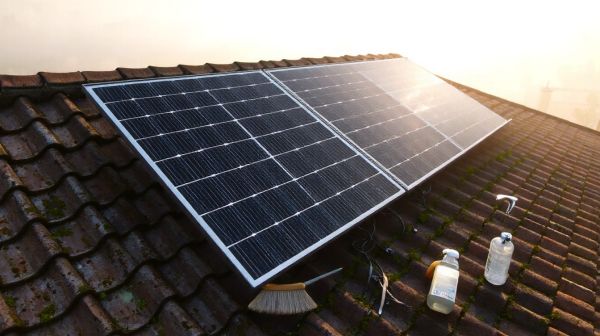 Guide des meilleures astuces pour réduire le coût du nettoyage des panneaux solaires